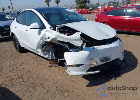 2024 Tesla Model Y Long Range Dual Motor All-Wheel Drive z USA, uszkodzony, nr VIN 7SAYGDEE5RF126043